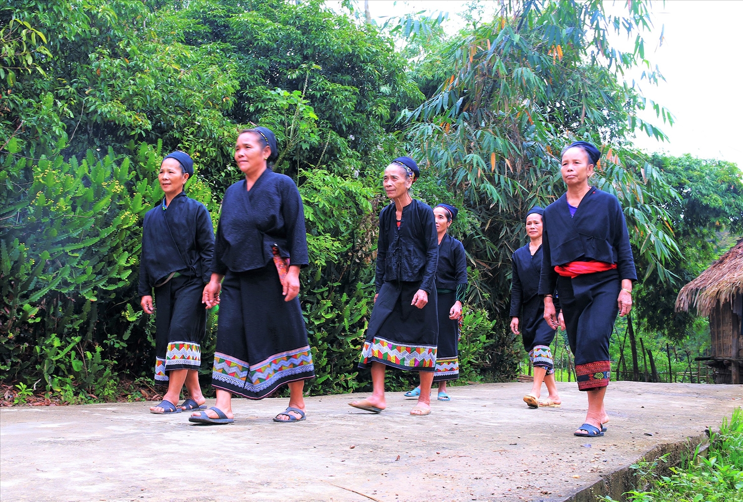Nét đẹp trang phục truyền thống của phụ nữ dân tộc Ơ Đu